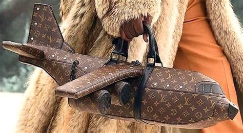 Vuitton presenta una BORSA a forma di AEREO che 